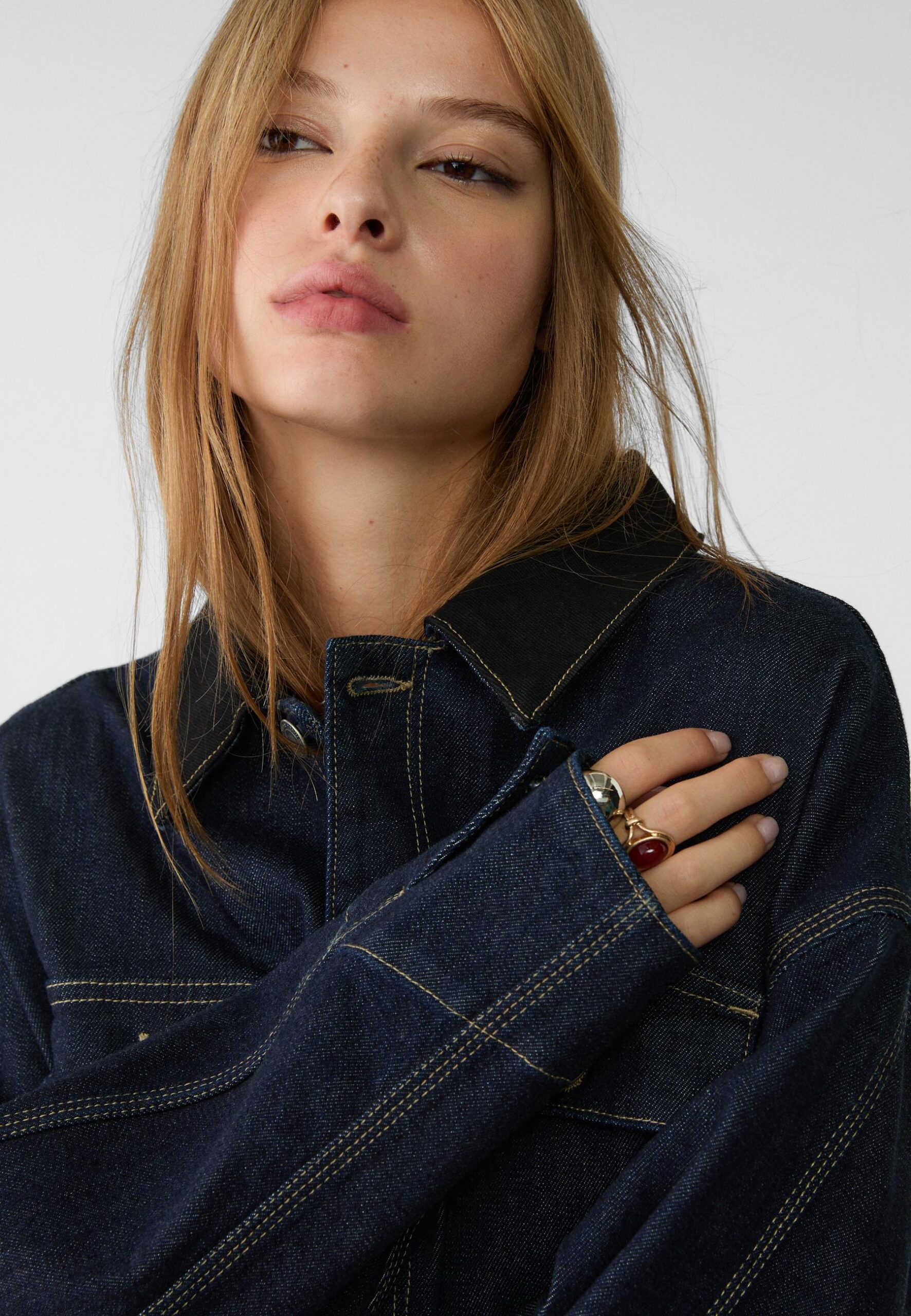 Cazadora denim oversize bolsillos de Stradivarius