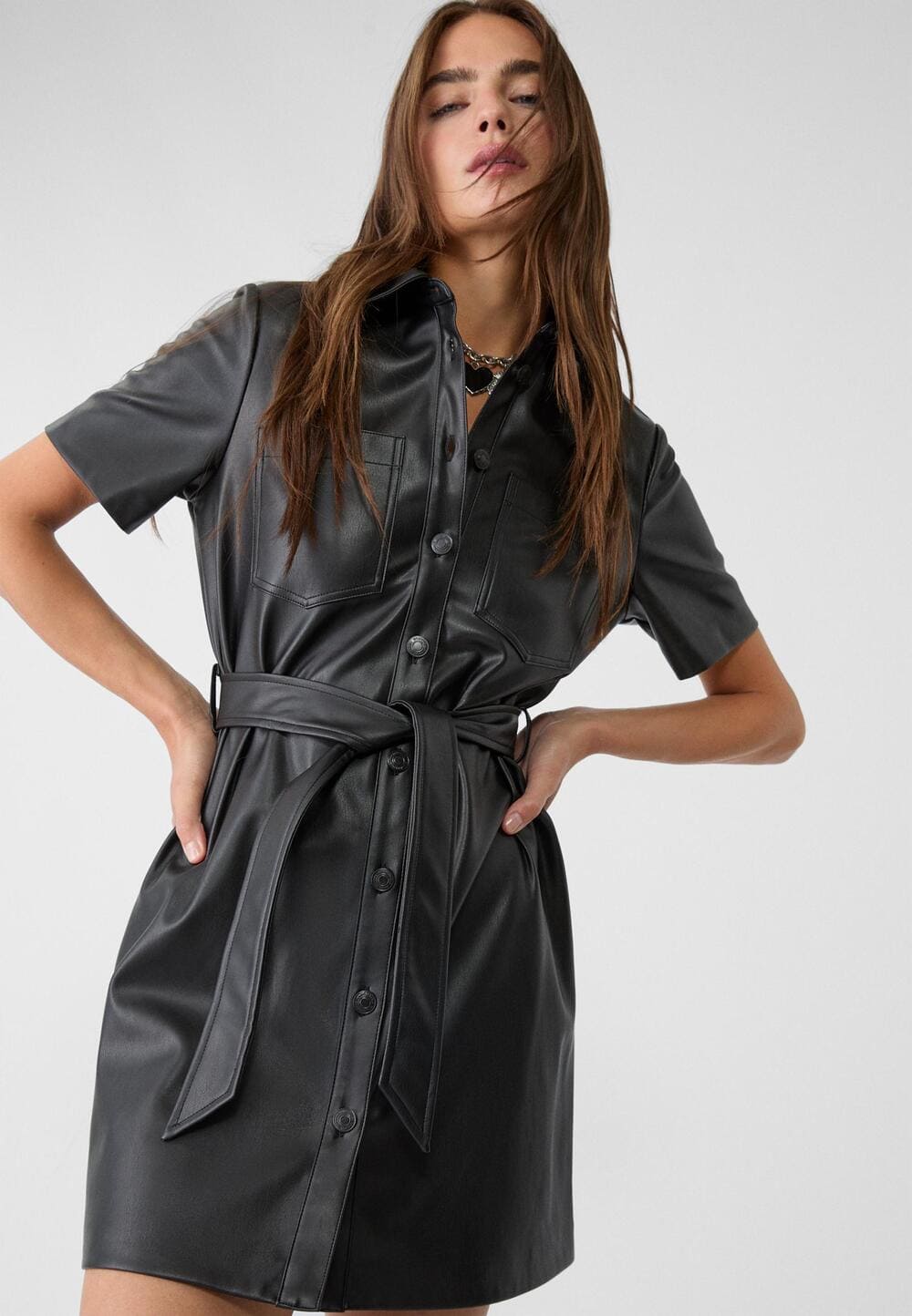 Stradivarius Vestido Corto Camisero Efecto Piel