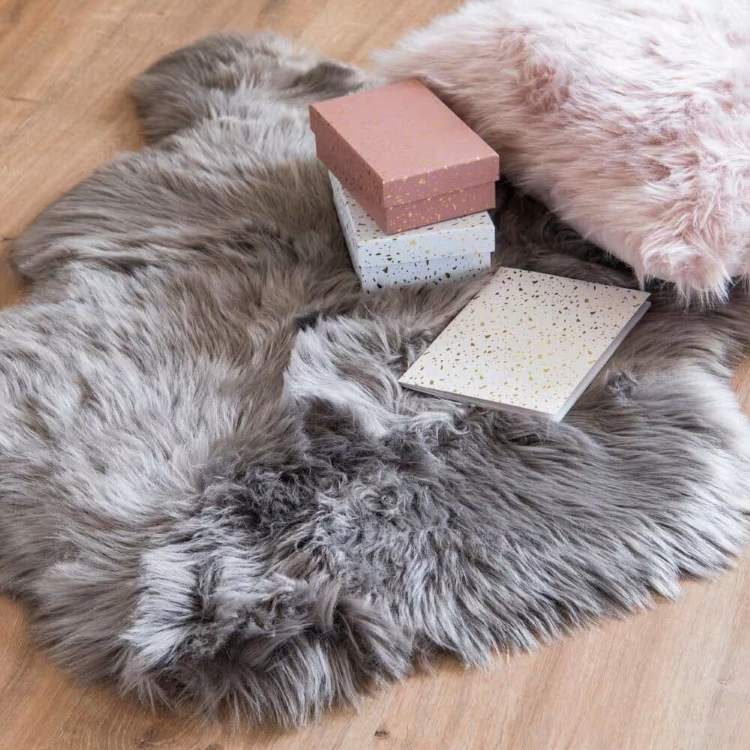 Alfombra de imitación a piel gris de Maisons Du Monde
