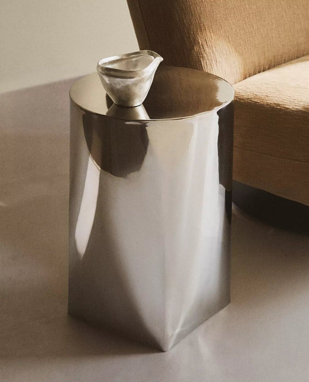 Mesa de acero inoxidable de Zara Home