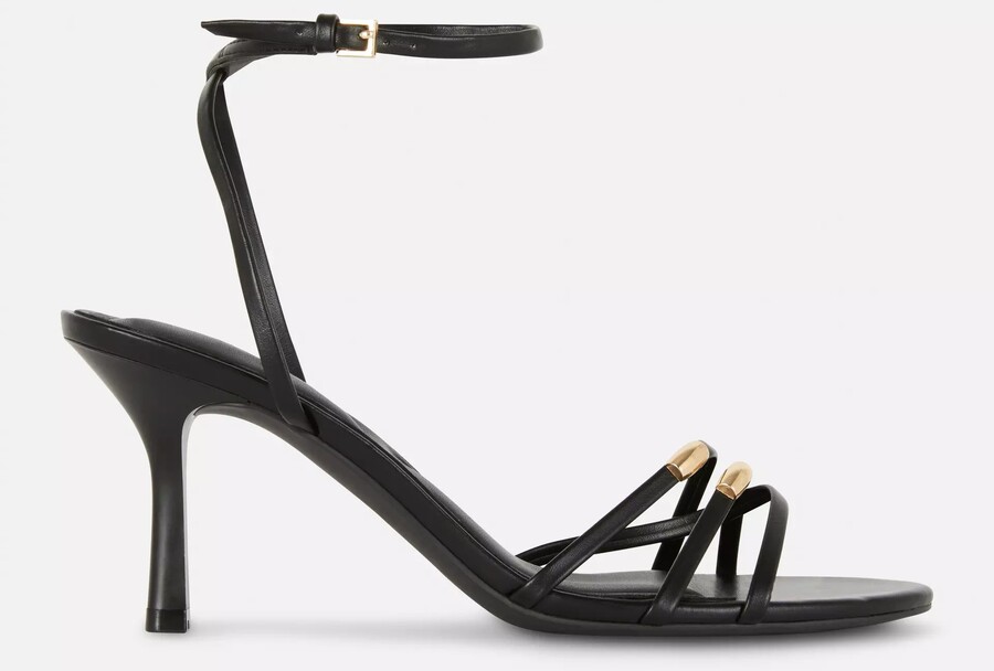 Sandalias de tacón de tiras con detalles metálicos