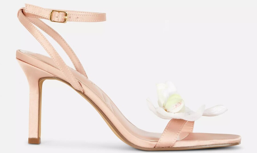 Tacones de puntera abierta con detalle floral