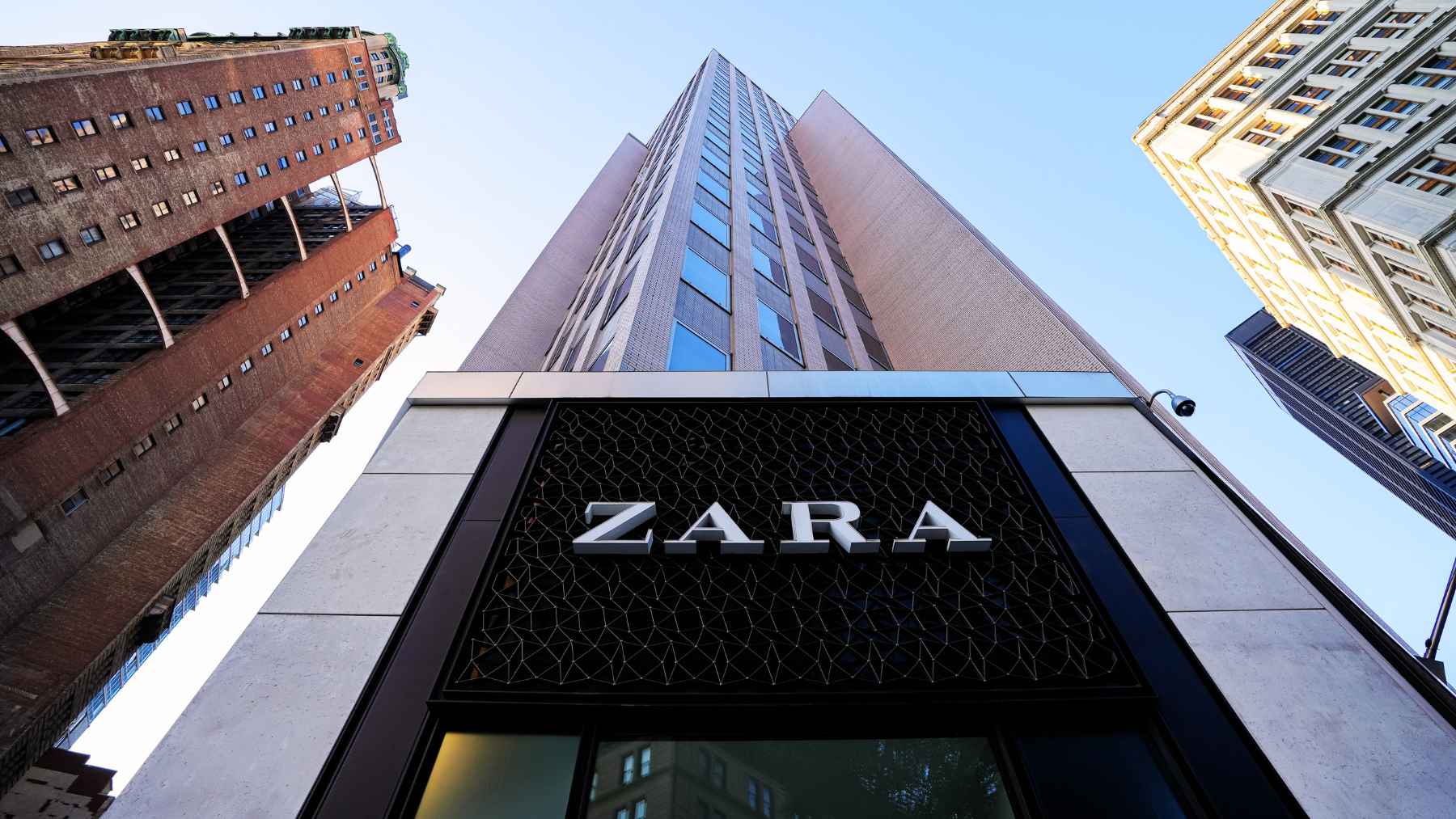 Top de lino pespuntes con contraste de Zara