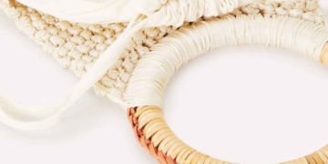 Bolso de mano trenzado con flecos