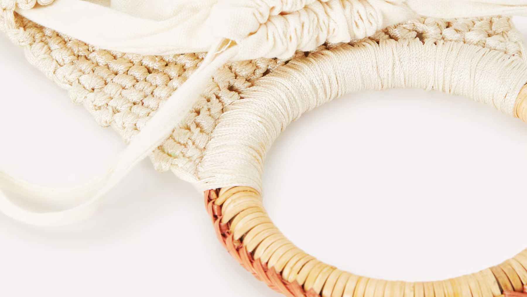 Bolso de mano trenzado con flecos